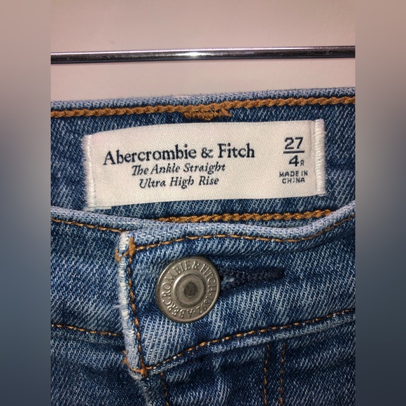 Abercrombie & Fitch - Ankle Straight Ultra High Rise Jean - 27 - Picture 3 of 7
